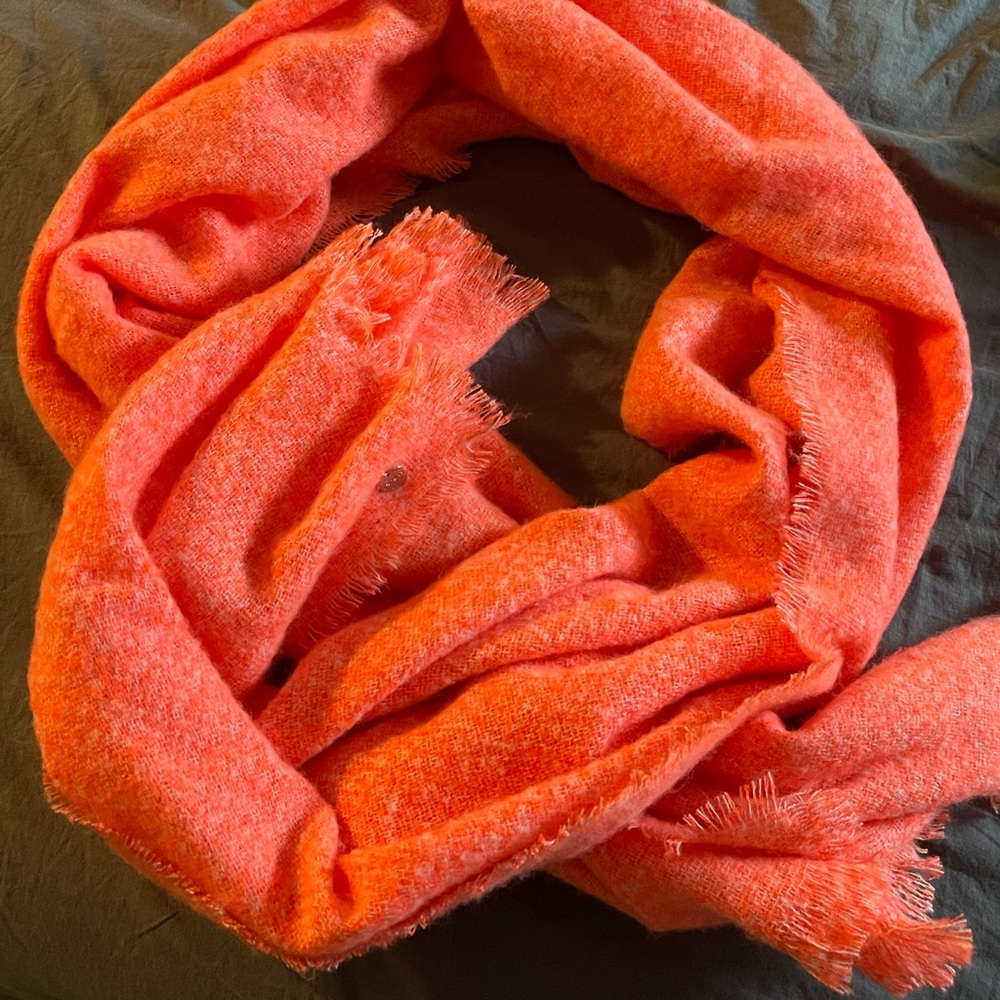NWT Express Coral Blanket Scarf